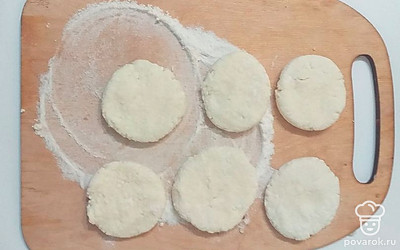 Сформировать сырники, обвалять их в муке.