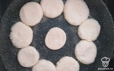 На разогретую, смазанную маслом сковороду выложить сырники.