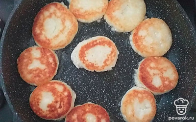 Жарить на среднем огне по 3- 5 минут с каждой стороны до золотистого цвета.