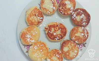 Готовые сырники присыпать сахарной пудрой, подавать к чаю со сгущённым молоком или сметаной.