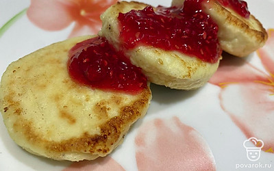 Подавать порционно, например, с малиновым вареньем.