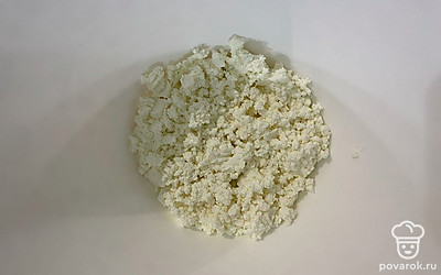 Хорошо размять творог вилкой.