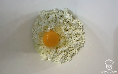 Добавить яйцо и хорошо перемешать. 