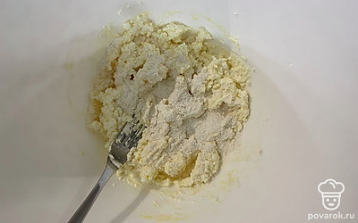 Добавить 1 столовую ложку муки, ванилин и соль по вкусу. Вымесить тесто.