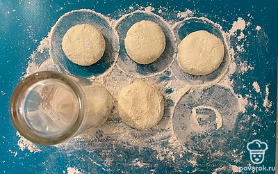 Чтобы сырники выглядели более красиво, можно дополнительно сформировать их стаканом.