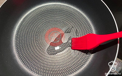 Разогреть плиту, смазать маслом сковороду.