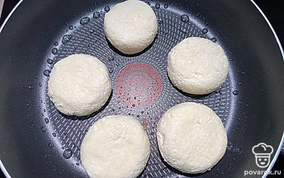  Жарить сырники по 1 минуте с каждой стороны.