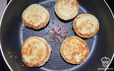 После того, как сырники готовы, накрыть крышкой и подождать 5 минут (так они получаются более сочными).