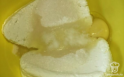 Творог, яйцо, сахар, соль и ванилин хорошо перемешиваем.