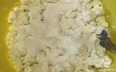 Добавляем 2 столовые ложки муки (остальные 3 столовые ложки муки пойдут на формирование и обваливание сырников). Все хорошо перемешиваем вилкой. 