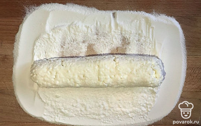 Формируем колбаску из массы, разрезаем на небольшие брусочки. 