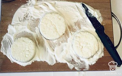 Формируем сырники с помощью ножа.