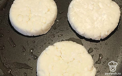 Сырники отправляем на разогретую сковороду, немного смазанную подсолнечным маслом. На среднем огне обжариваем сырники 3-4 минуты.