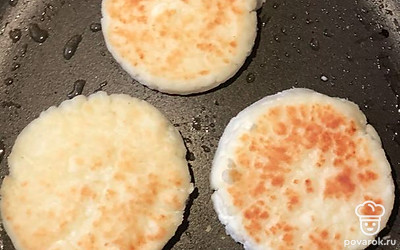 Переворачиваем сырники. 