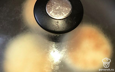 Накрываем крышкой, убавляем огонь до минимума и жарим ещё 4 минуты. 