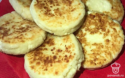 Получаем сочные, сладкие сырники с хрустящей корочкой.