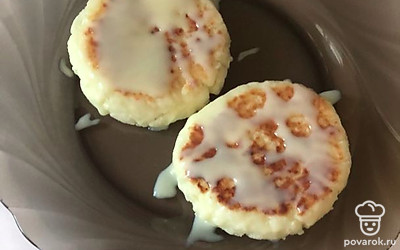 Подаём со сгущенным молоком. Его можно заменить вареньем.