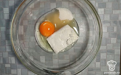В миске разотрите творог, яйцо и сахар.