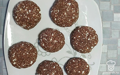 Слепите маленькие шайбы из творожной массы.