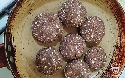 Обжарьте на растительном масле с двух сторон примерно по 7 минут с каждой стороны на медленном огне.