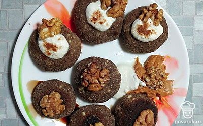 Очень вкусно подать с грецкими орехами и арахисовой пастой. Приятного аппетита!