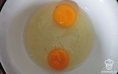 Взбить яйца с сахаром, ванильным сахаром, солью.