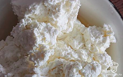 Добавить творог и муку. Перемешать.