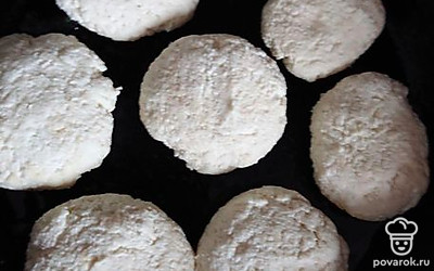 Сформировать из полученной массы сырники и обжарить на сковороде по 1 минуте с каждой стороны.