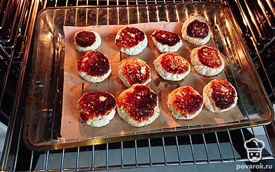 Обжаренные сырники потомить в духовке 10 минут на 180 градусах.