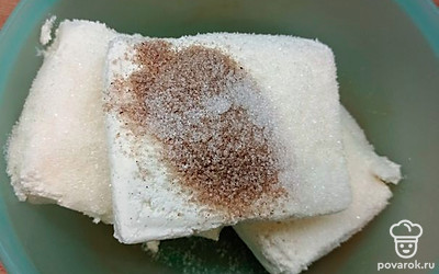 Творог переложить в глубокую чашу, добавить 1 пакетик ванильного сахара и 3 чайные ложки простого сахара.