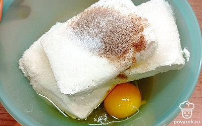 Добавить к творогу одно яйцо и все хорошо перемешать.