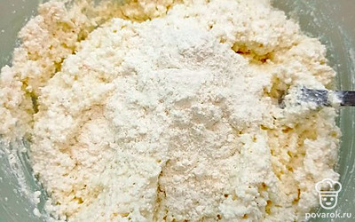 Добавить к творогу 2 столовые ложки муки и хорошо перемешать.