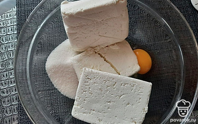 Соединить в миске творог, яйцо, сахар.