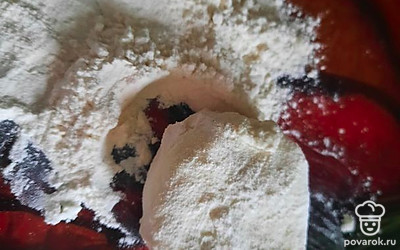 Тщательно перемешать. Сформировать небольшую шайбу и хорошо обвалять в муке со всех сторон.