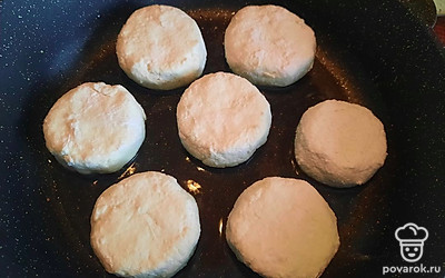 Разогреть сковороду с небольшим количеством масла и обжарить на небольшом огне с одной стороны до зарумянивания. Перевернуть, убавить огонь и жарить до румяной корочки.