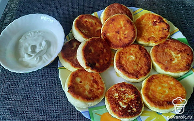 Подавать к чаю со сметаной или сгущенкой.