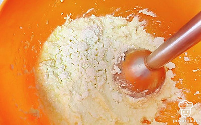 Взбиваем блендером или просто перемешиваем творог, сахар (2-3 ст. ложки), яйцо, щепотку соли, муку (4 ст. ложки), ванилин разрыхлитель.