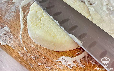 Формируем сырники. Можно таким способом: обваливаем в муке и придаём форму с помощью ножа.