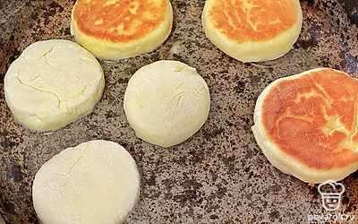 Разогреваем сковородку, добавляем подсолнечное масло для жарки (по желанию). Обжариваем сырники на медленном огне с каждой стороны по 2-5 минут до золотистой корочки.