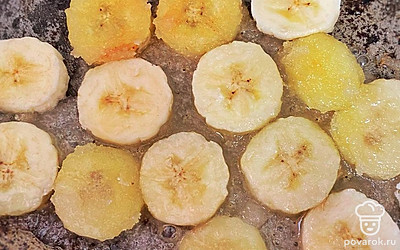 На сковороду высыпаем 1 ст. ложку сахара, кладём на сахар бананы, обжариваем до золотистого оттенка на медленном огне ( примерно 5-10 минут). Если вы хотите, чтобы бананы получились карамелизированными, добавьте пару капель воды. После приготовления бананов, можно подавать сырники. За это время они как раз успеют остыть.