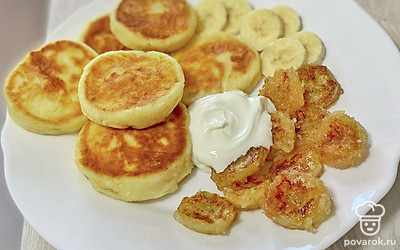 Обязательно попробуйте приготовить сырники с таким интересным дополнением, Вам понравится! Можно подавать их вместе со сметаной или сгущенкой. Приятного аппетита! 