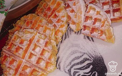 Готовые творожные вафли посыпать сахарной пудрой!