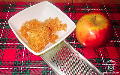 Яблоко очистить от кожуры и натереть на мелкой тёрке.