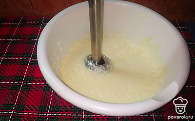 Творог с сахаром измельчить блендером до однородной массы.