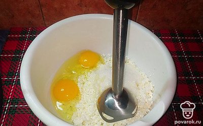 Добавить яйца, разрыхлитель и просеянную муку.