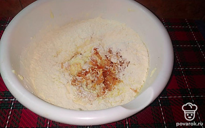 Последними в тесто кладутся яблоки.