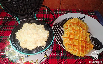 Готовить в вафельнице с антипригарным покрытием без масла. Я выпекаю каждую вафлю примерно минуты 3-4.