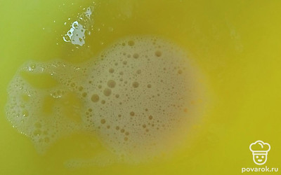 Белок куриного яйца взбейте до состояния пены.