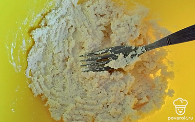 Добавьте 2 пачки творога, тщательно разомните вилкой и перемешайте с яйцом до однородной консистенции. 