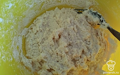 К полученной массе добавьте сахар, ванильный сахар, кокосовую стружку, муку и тщательно перемешайте.